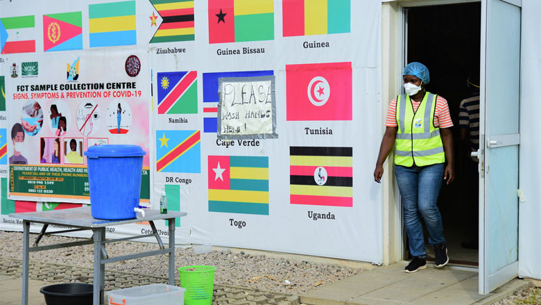 https://www.vsemirnyjbank.org/content/dam/photos/780x439/2020/nov-4/Health-Worker-at-Testing-Centre.jpg